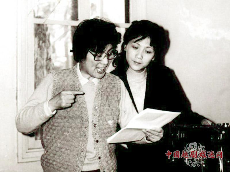 1497864395143941.jpg 傅全香认真辅导何英唱腔.jpg