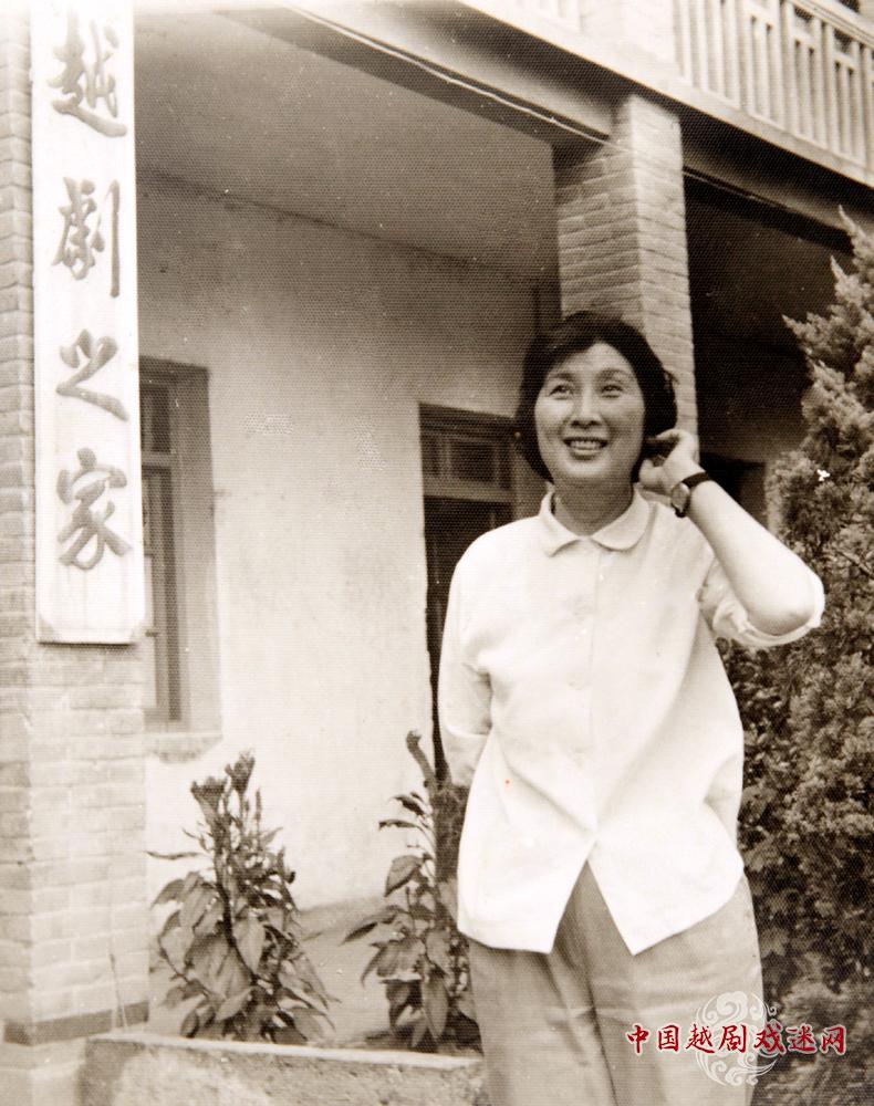 1508914967744664.jpg 1981年傅全香在“越剧之家”留影.JPG