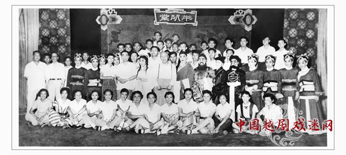 1513840905138166.jpg 1959年 赴北京中南海演出与周总理合影 (董必武赠).jpg