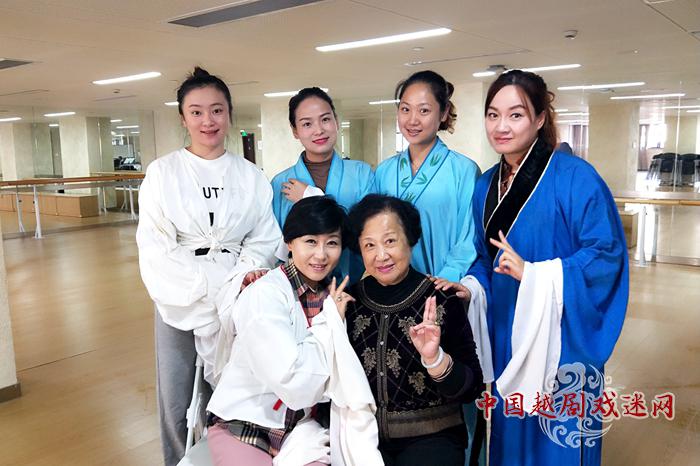 1516066880577959.jpg 金静杨文蔚和学生们_副本.jpg