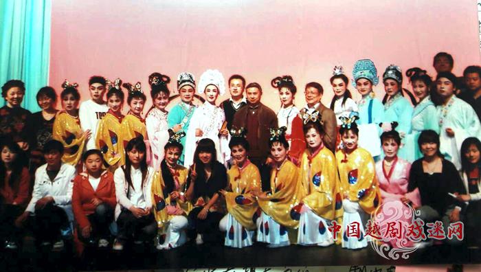 1525844738116981.jpg 20O7年西南师大谢幕时与师生们的合影_副本.jpg